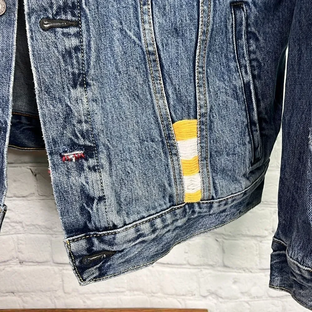 Levi’s Hula Girl Collar Trucker Denim Jacket size Medium Distressed - Picture 3 of 8